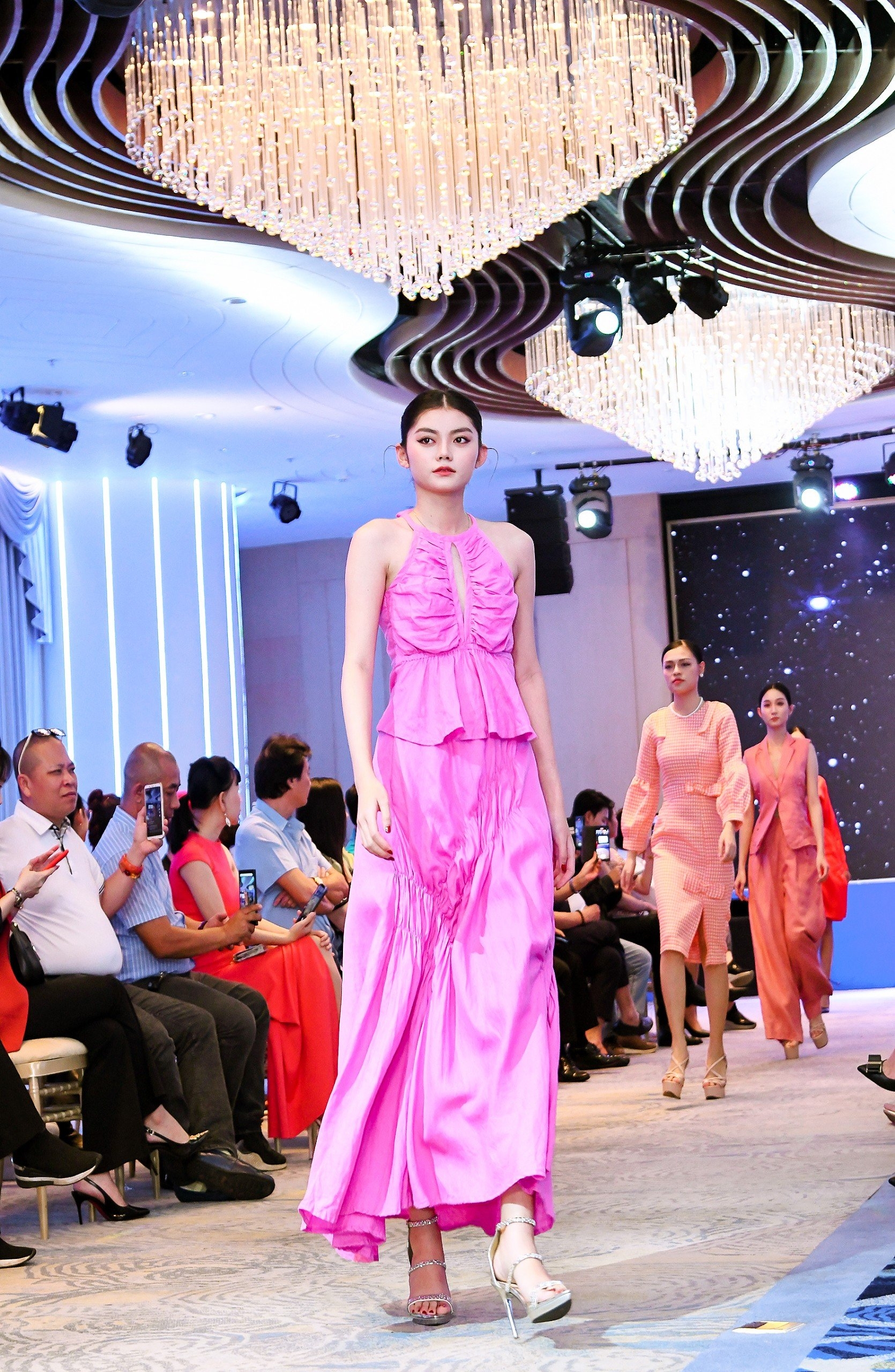 lo dien ung vien dai dien thoi trang viet nam trinh dien tai paris fashion week 2024 hinh 5