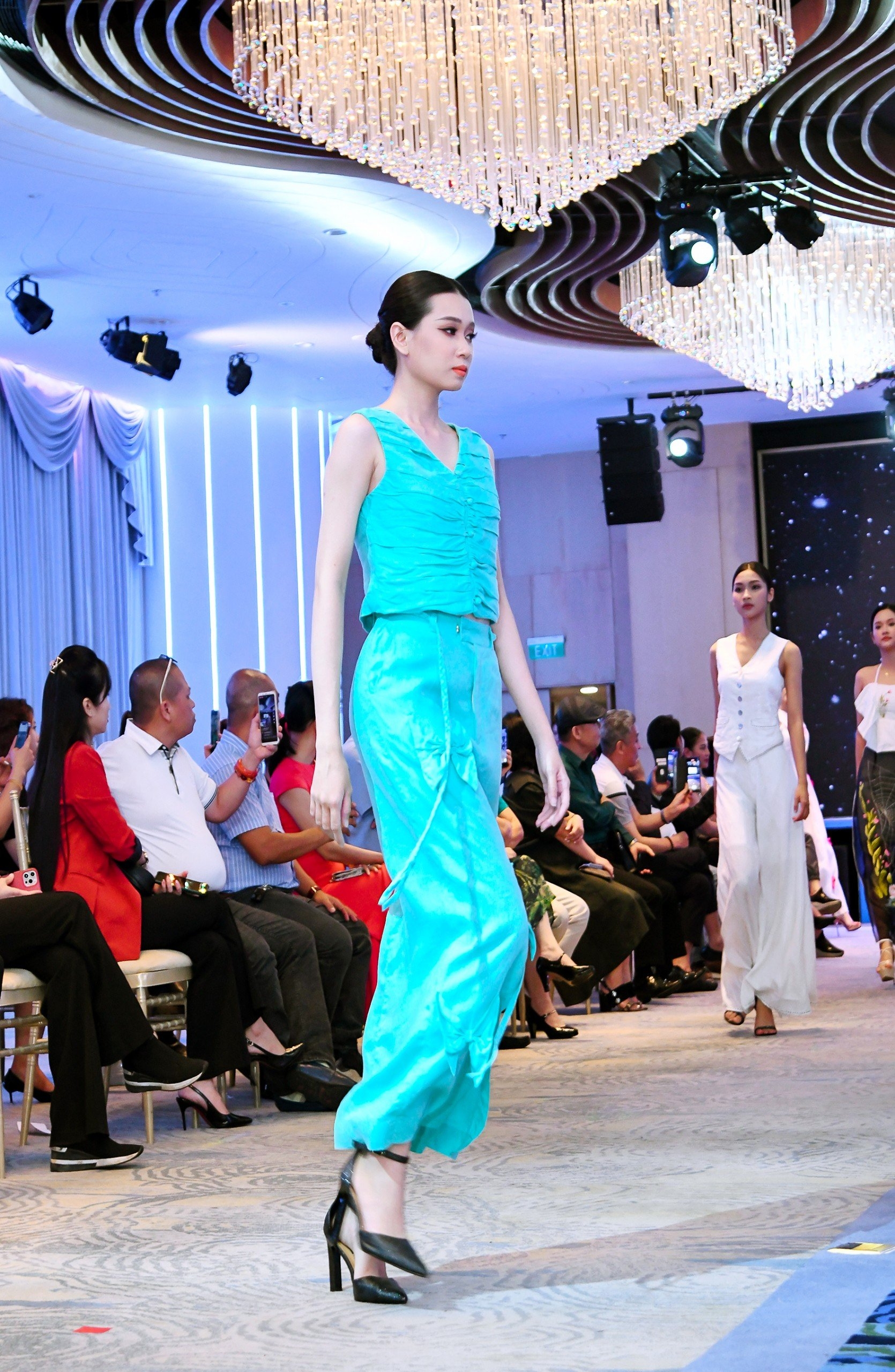 lo dien ung vien dai dien thoi trang viet nam trinh dien tai paris fashion week 2024 hinh 4