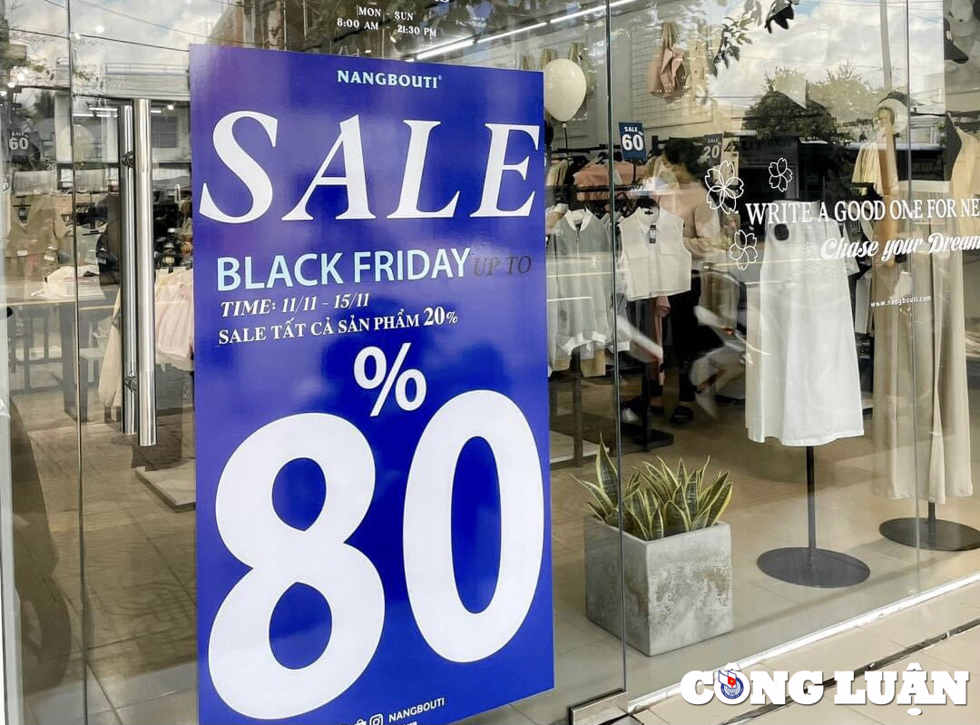 black friday 2023 giam gia sap san nhung vang khach mua hinh 2