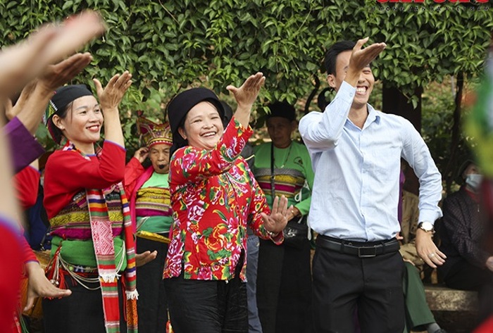 dong bao muong tai hien le hoi poon poong giua long ha noi hinh 1