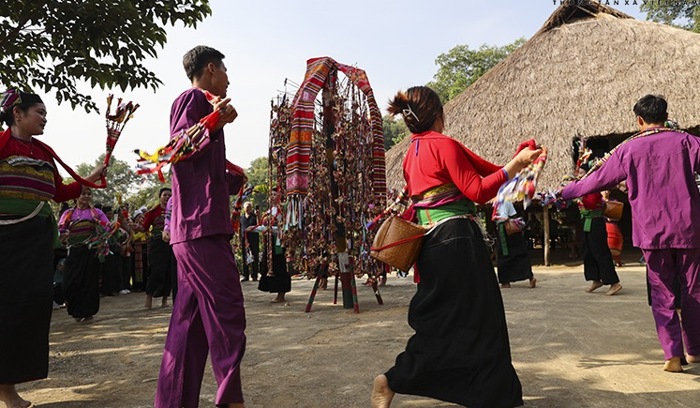 dong bao muong tai hien le hoi poon poong giua long ha noi hinh 2