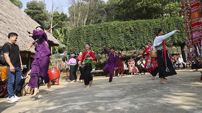 dong bao muong tai hien le hoi poon poong giua long ha noi hinh 3