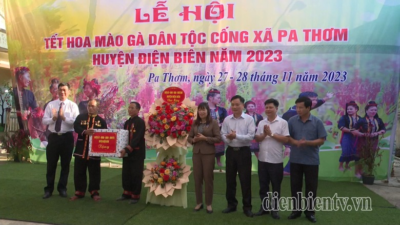 dong bao cong o dien bien vui tet hoa mao ga hinh 1