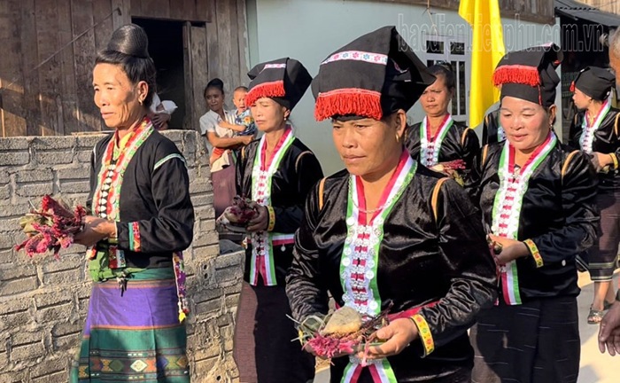 dong bao cong o dien bien vui tet hoa mao ga hinh 2