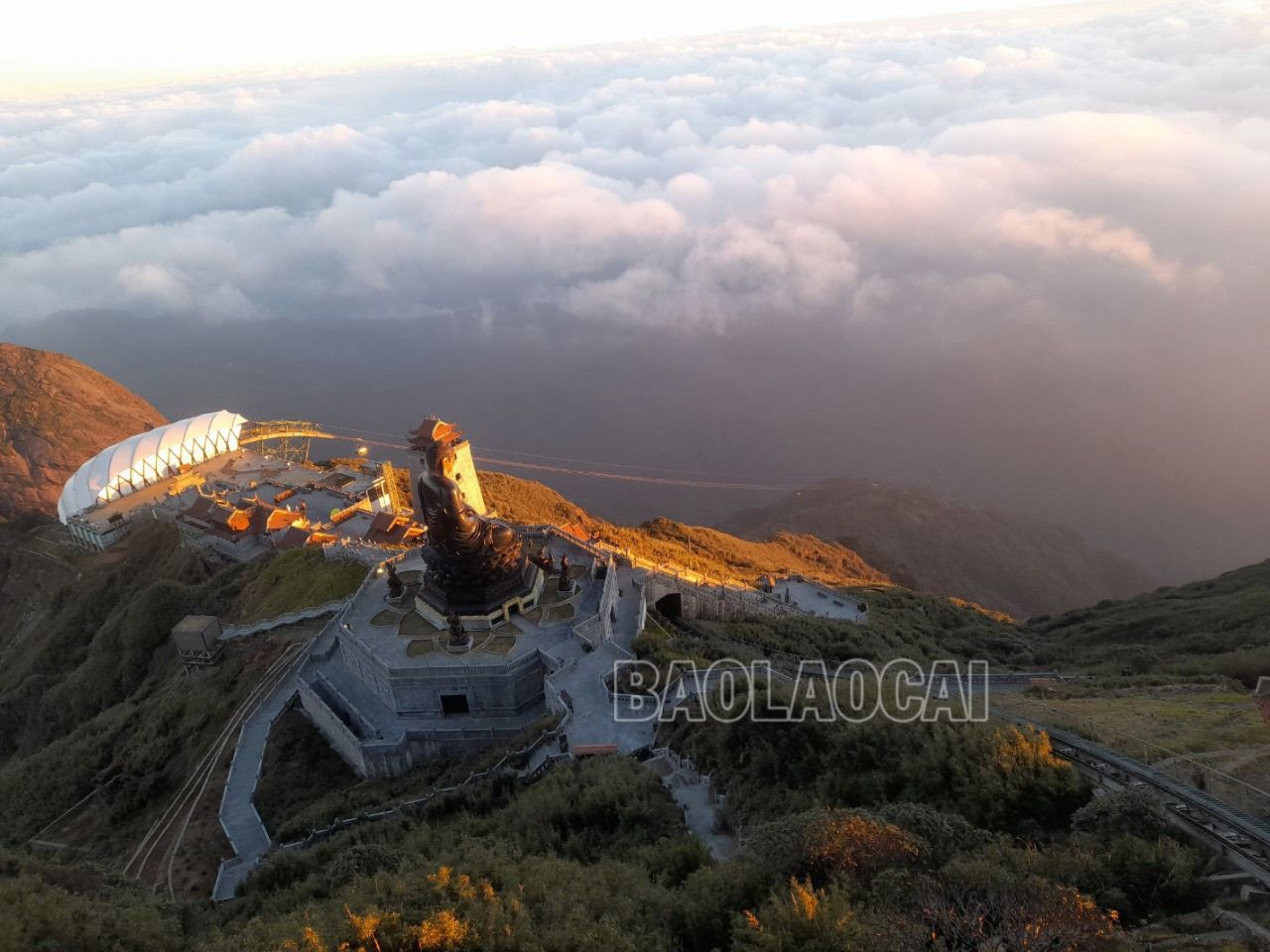 sang nay suong muoi lai phu trang dinh fansipan sa pa hinh 1