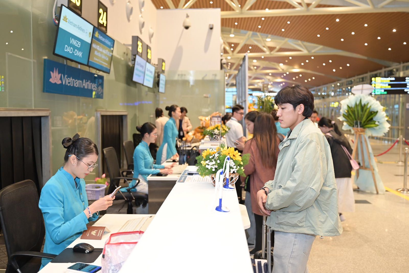vietnam airlines khai truong duong bay da nang don muong hinh 1