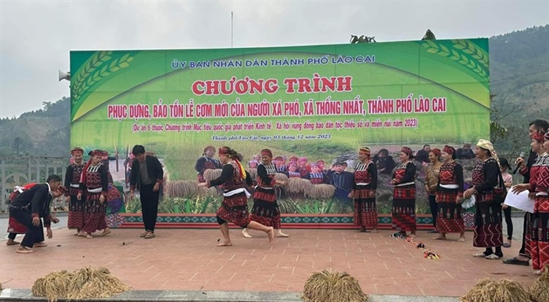 lao cai phuc dung bao ton tet com moi cua nguoi xa pho hinh 2