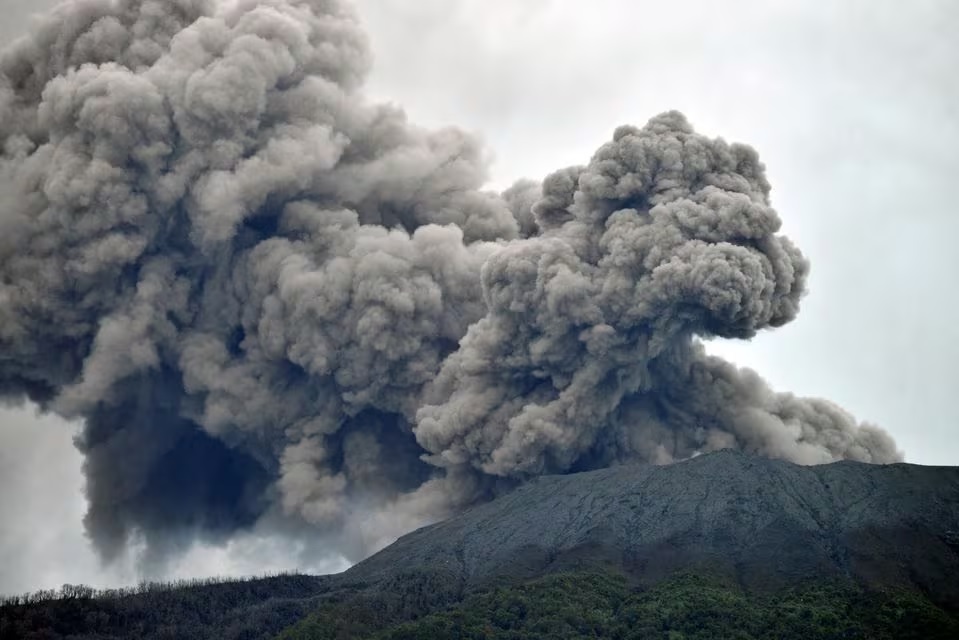 11 nha leo nui thiet mang do nui lua phun trao o indonesia hinh 1