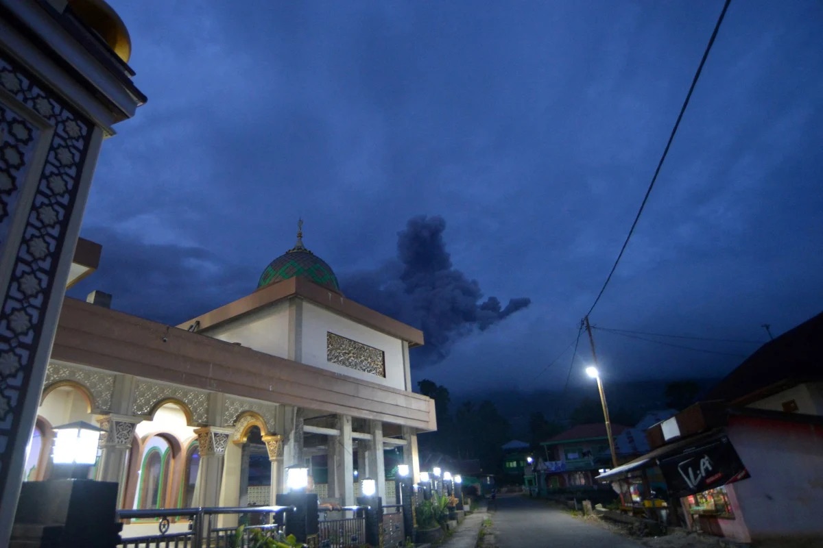 nui lua indonesia hoat dong du doi phun tro bui cao 3 km len bau troi hinh 1