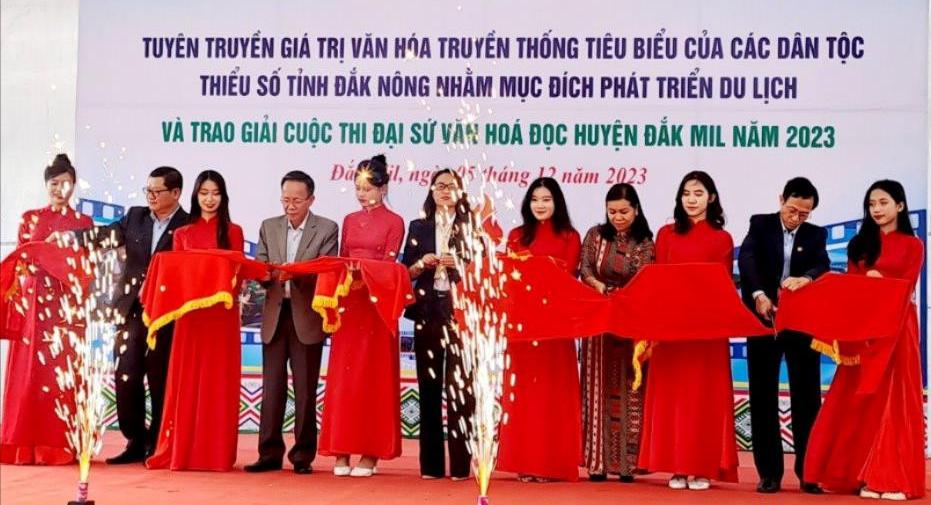 trien lam sac mau van hoa cac dan toc thieu so tai nguyen phat trien du lich o dak nong hinh 1