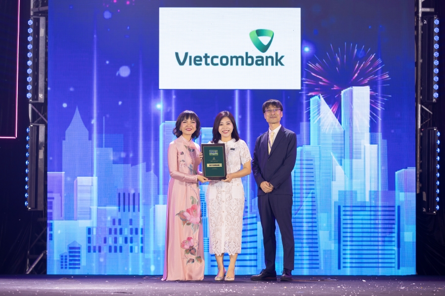 vietcombank 8 nam lien tiep la ngan hang co moi truong lam viec tot nhat viet nam hinh 1