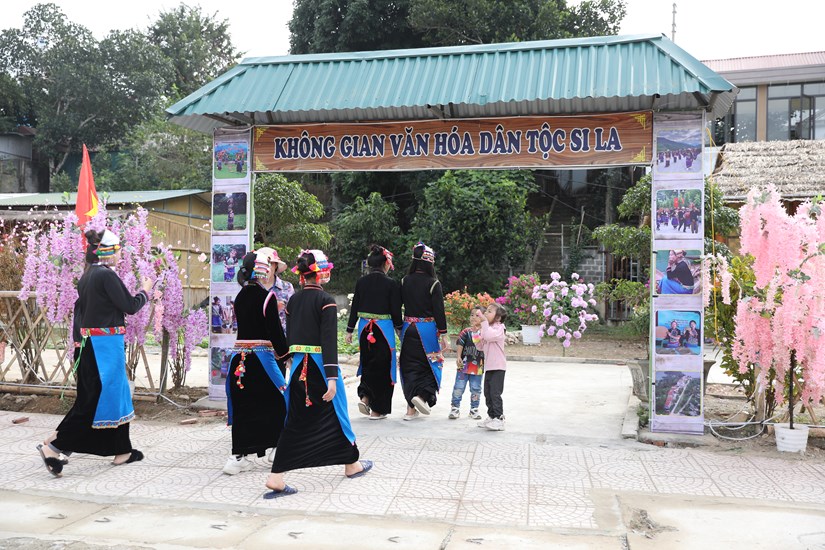 lung linh sac mau van hoa cac dan toc noi thuong nguon song da hinh 3