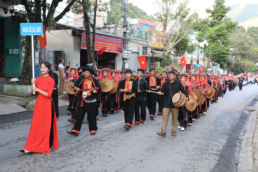 lung linh sac mau van hoa cac dan toc noi thuong nguon song da hinh 20