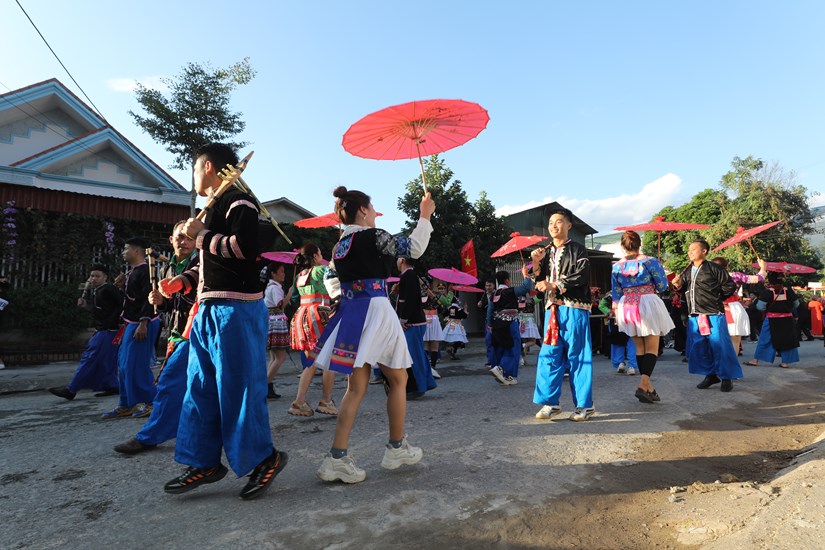 lung linh sac mau van hoa cac dan toc noi thuong nguon song da hinh 19