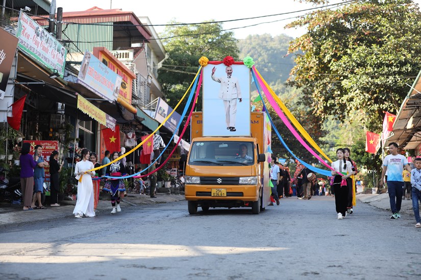 lung linh sac mau van hoa cac dan toc noi thuong nguon song da hinh 10