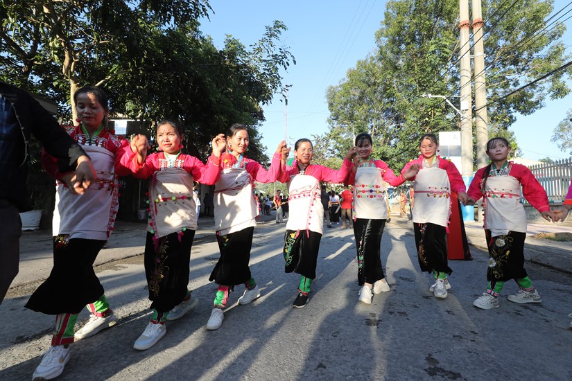 lung linh sac mau van hoa cac dan toc noi thuong nguon song da hinh 9