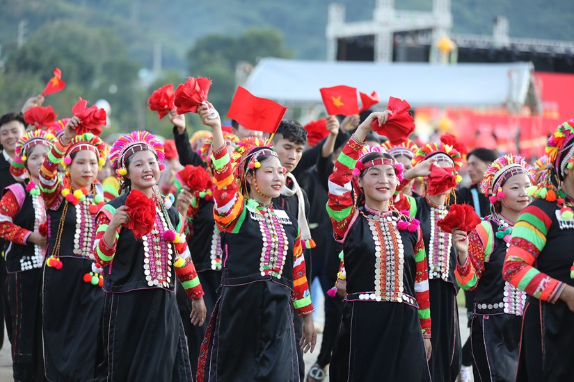 lung linh sac mau van hoa cac dan toc noi thuong nguon song da hinh 7