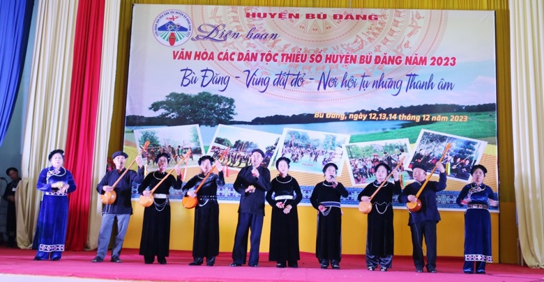 lien hoan van hoa cac dan toc thieu so huyen bu dang hinh 3