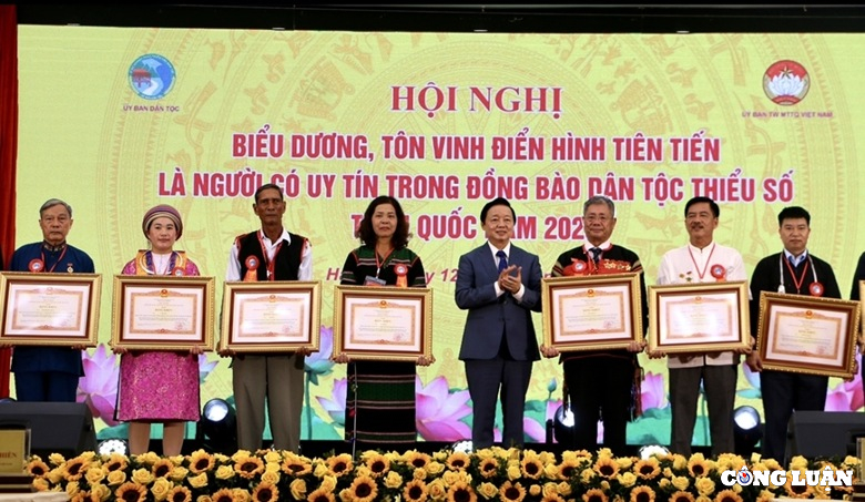 bieu duong ton vinh 497 nguoi co uy tin trong dong bao dan toc thieu so toan quoc hinh 3