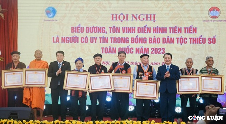 bieu duong ton vinh 497 nguoi co uy tin trong dong bao dan toc thieu so toan quoc hinh 4