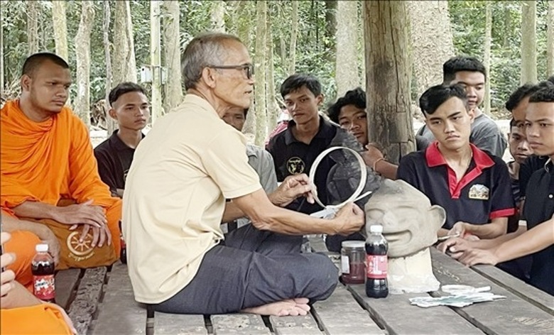 tra vinh 54 hoc vien duoc truyen day ky thuat che tac mao mat na cua nguoi khmer hinh 1