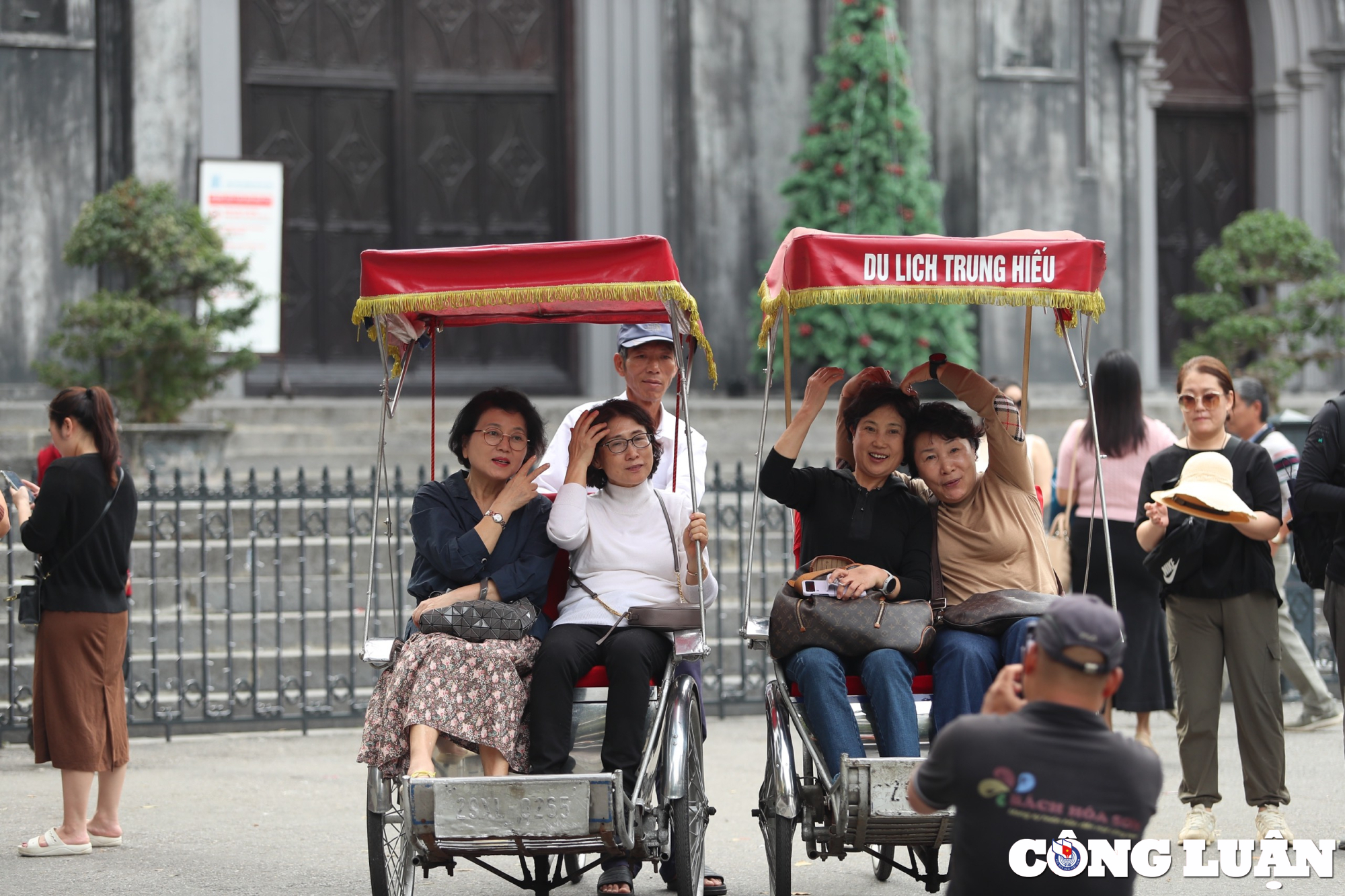 nguoi dan ha thanh do xo check in tai nha tho lon truoc them giang sinh hinh 3