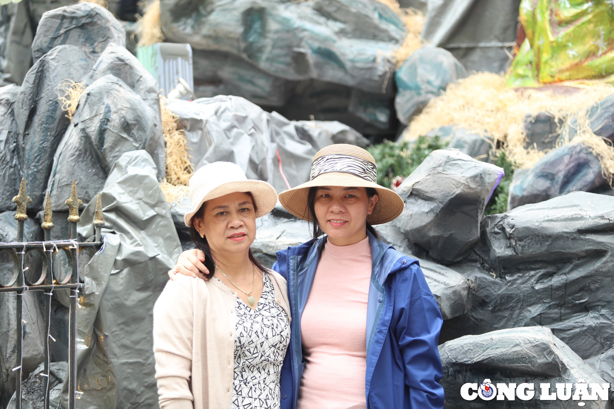 nguoi dan ha thanh do xo check in tai nha tho lon truoc them giang sinh hinh 11