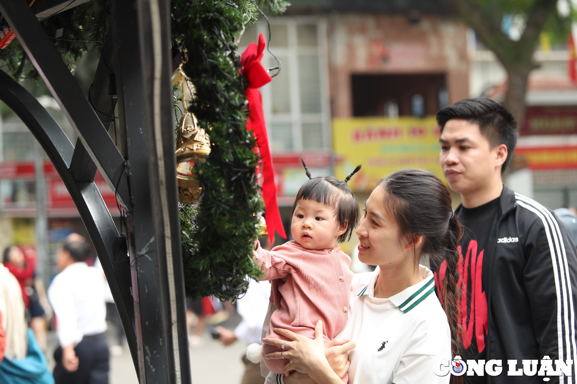 nguoi dan ha thanh do xo check in tai nha tho lon truoc them giang sinh hinh 6