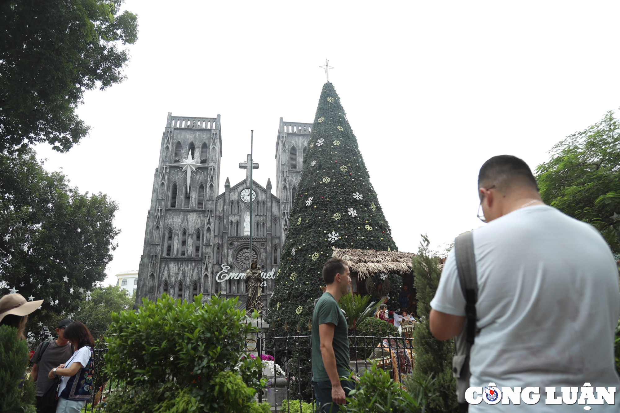 nguoi dan ha thanh do xo check in tai nha tho lon truoc them giang sinh hinh 1