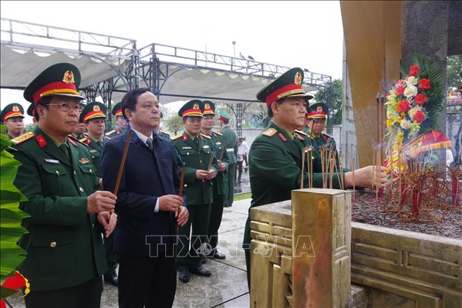 doan cong tac quan uy trung uong tang qua cac gia dinh chinh sach tai quang tri hinh 1