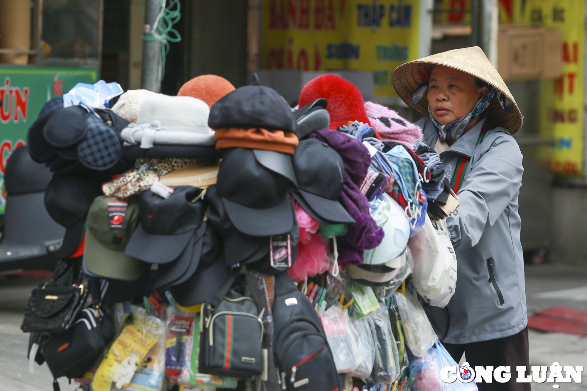 nguoi dan ha noi mac kin ao am ao mua ra duong trong thoi tiet gia ret hinh 8