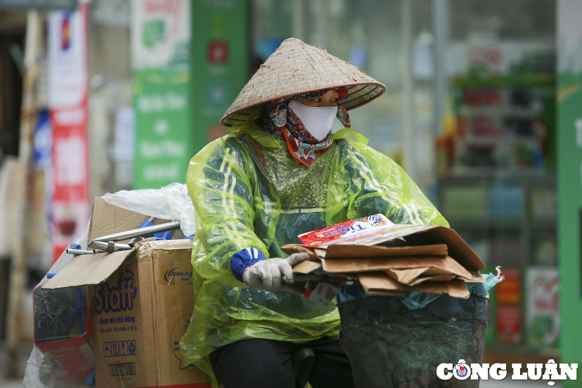 nguoi dan ha noi mac kin ao am ao mua ra duong trong thoi tiet gia ret hinh 3