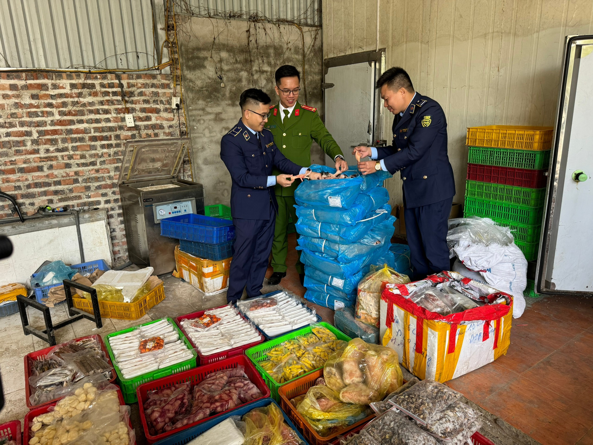 cao bang phat hien co so kinh doanh hang dong lanh chay nuoc boc mui hoi thoi hinh 1