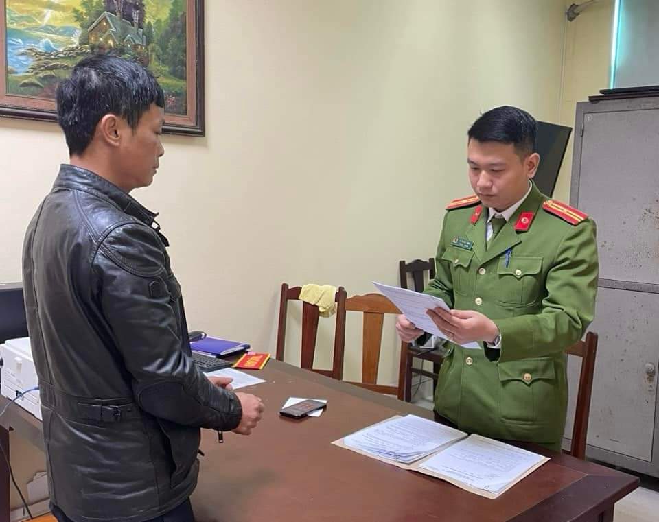 Phó Trưởng Phòng Tài nguyên và Môi trường huyện Phù Ninh bị bắt vì tiếp tay cho đất tặc. Ảnh: Công an tỉnh Phú Thọ.

