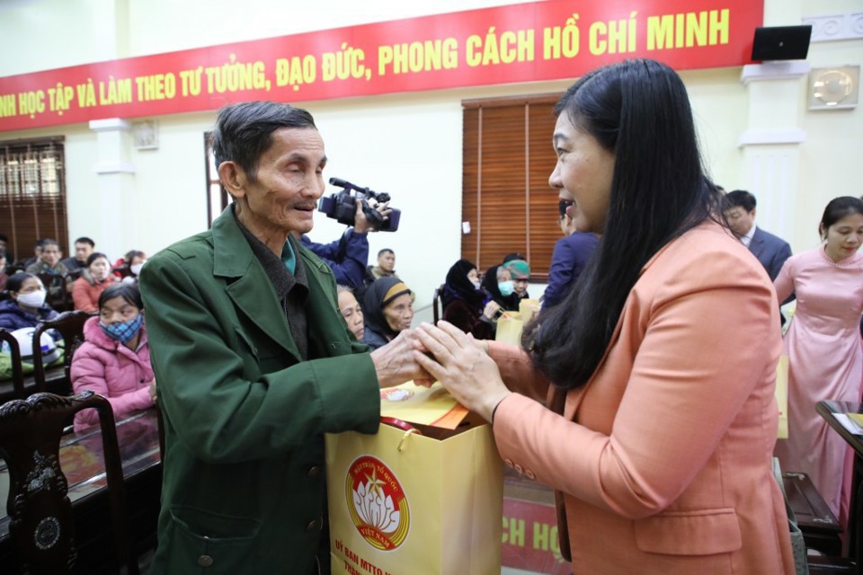 ha noi trich 12 ty dong quy vi nguoi ngheo tang qua cho nguoi ngheo dip tet 2024 hinh 1