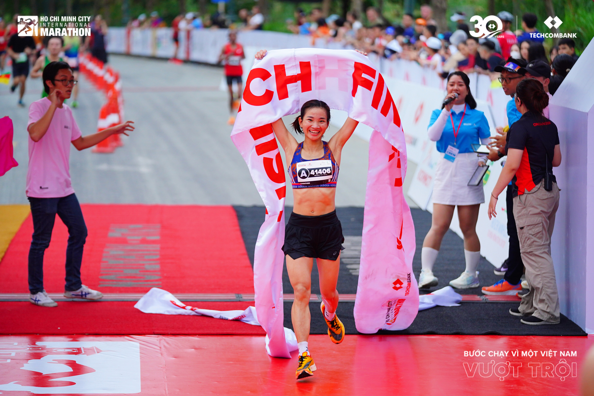 cac nu runner viet nam vuot troi trong giai marathon quoc te thanh pho ho chi minh techcombank mua 6 hinh 1