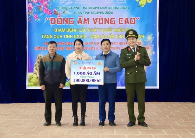 nhieu phan qua tet cua cong an tang tre em hoan canh kho khan vung cao lao cai hinh 2