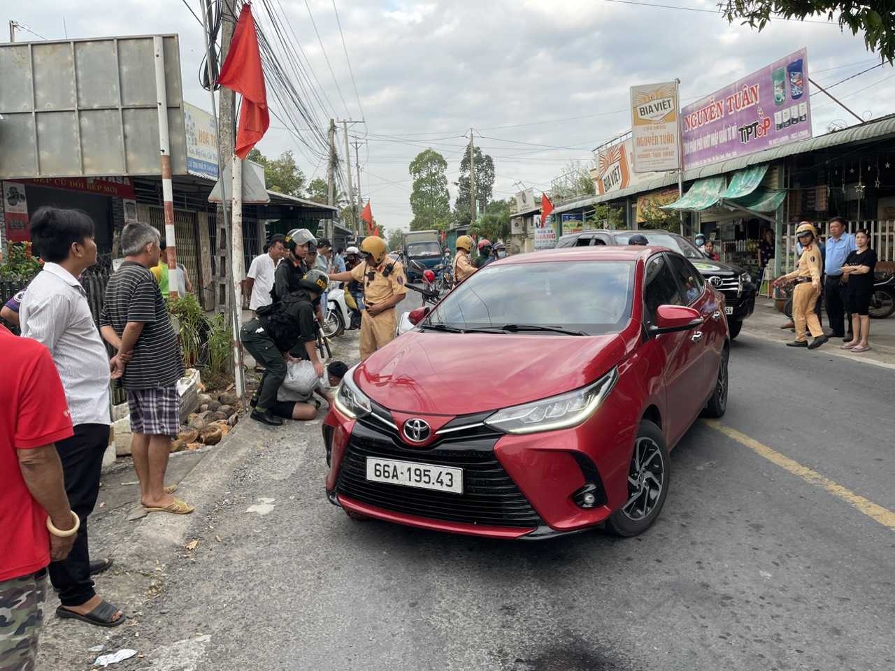 canh sat bat doi tuong van chuyen gan 7500 bao thuoc la lau hinh 1