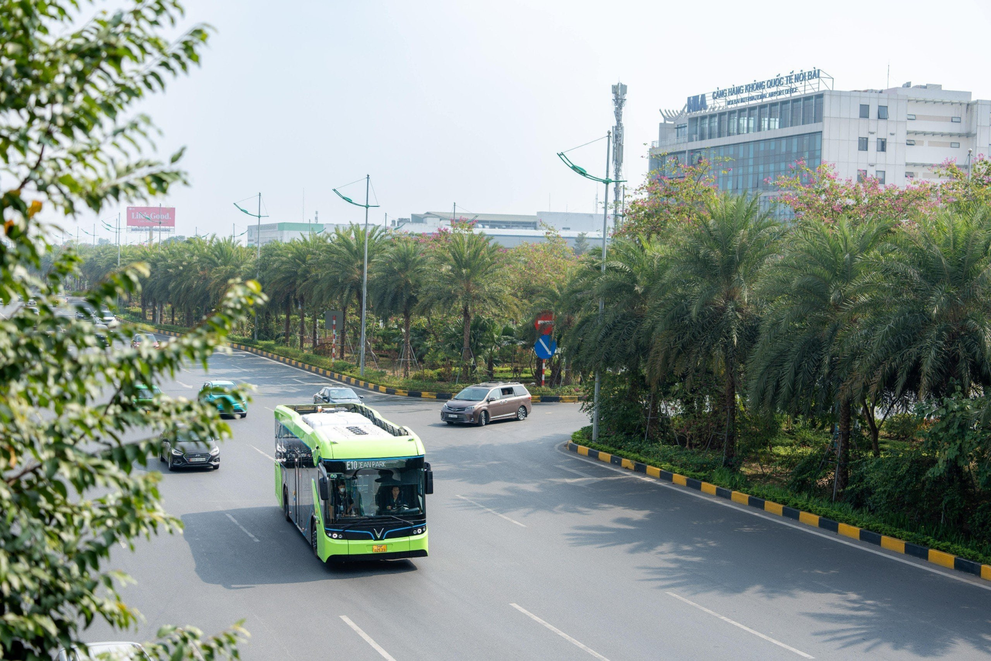 nguoi dan hao hung trai nghiem tuyen buyt dien dau tien ket noi noi do ha noi  san bay noi bai hinh 1