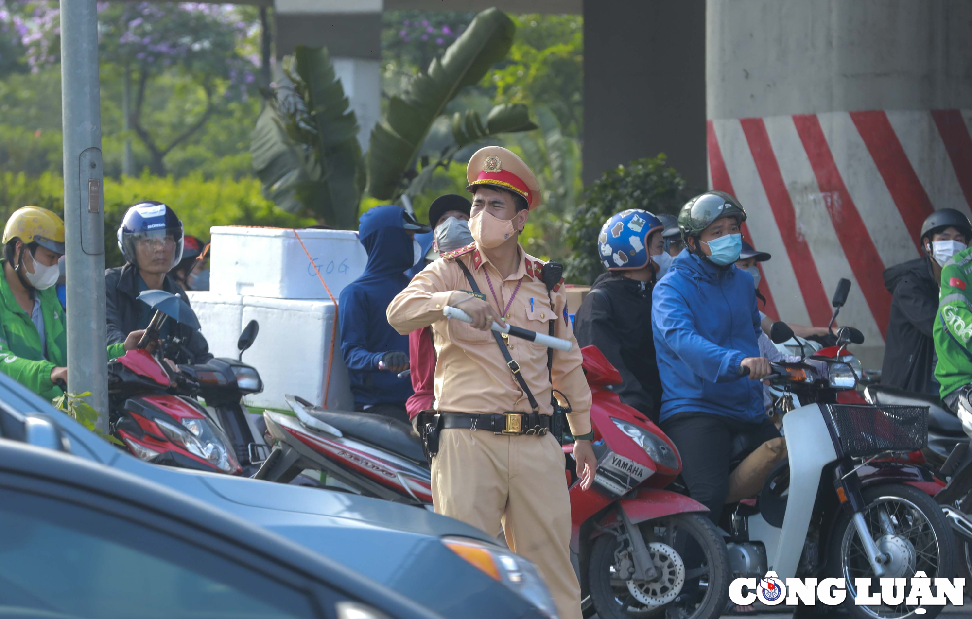 ha noi yeu cau can bo cong chuc guong mau chap hanh phap luat giao thong hinh 1