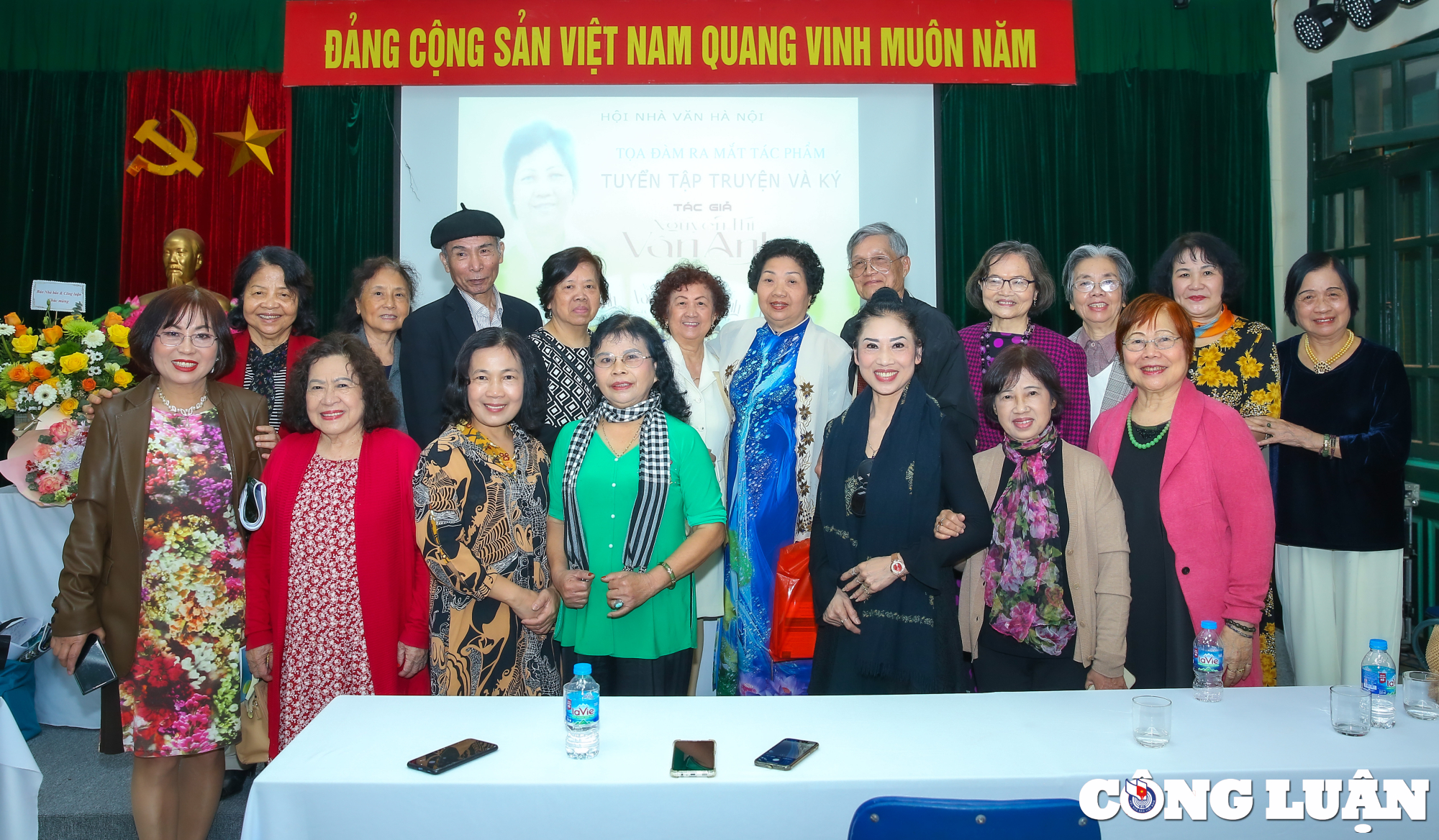 ra mat tuyen tap truyen va ky cua nha bao nha van nguyen thi van anh hinh 12