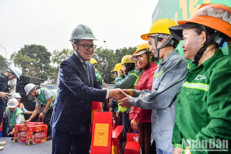 bao nhan dan trao qua cho cong nhan cong truong ecopark huyen van giang tinh hung yen hinh 3