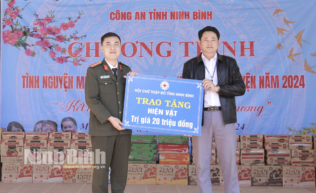 cong an tinh ninh binh am ap chuong trinh tinh nguyen mua dong nam 2023  xuan tinh nguyen nam 2024 hinh 2