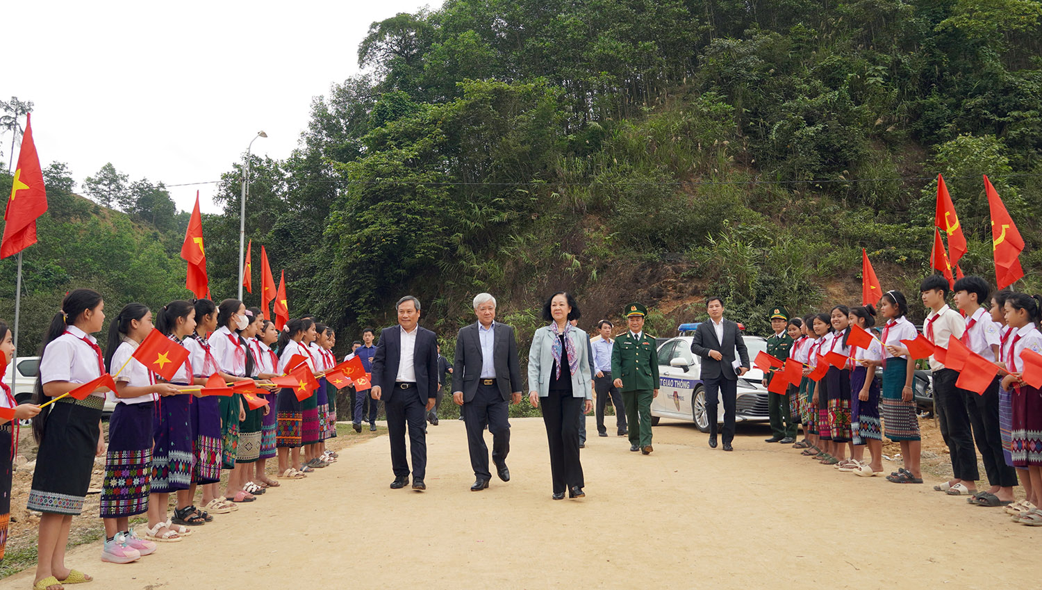 thuong truc ban bi thu tham va chuc tet can bo nhan dan vung bien gioi quang binh hinh 1