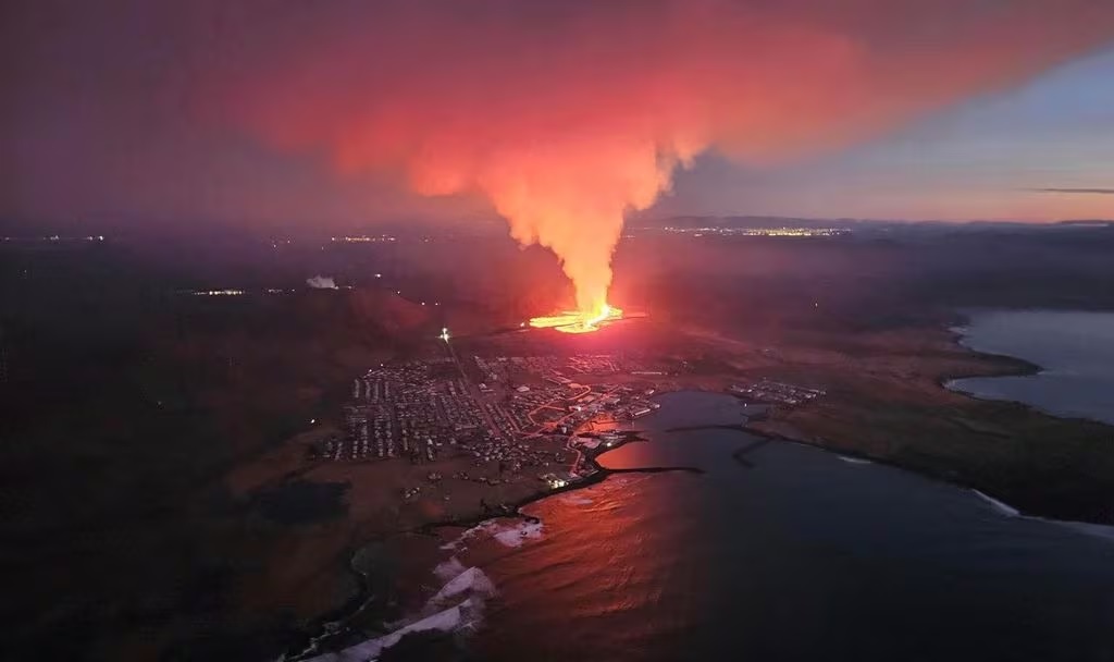 nui lua phun trao dung nham toi lang chai o iceland hinh 1