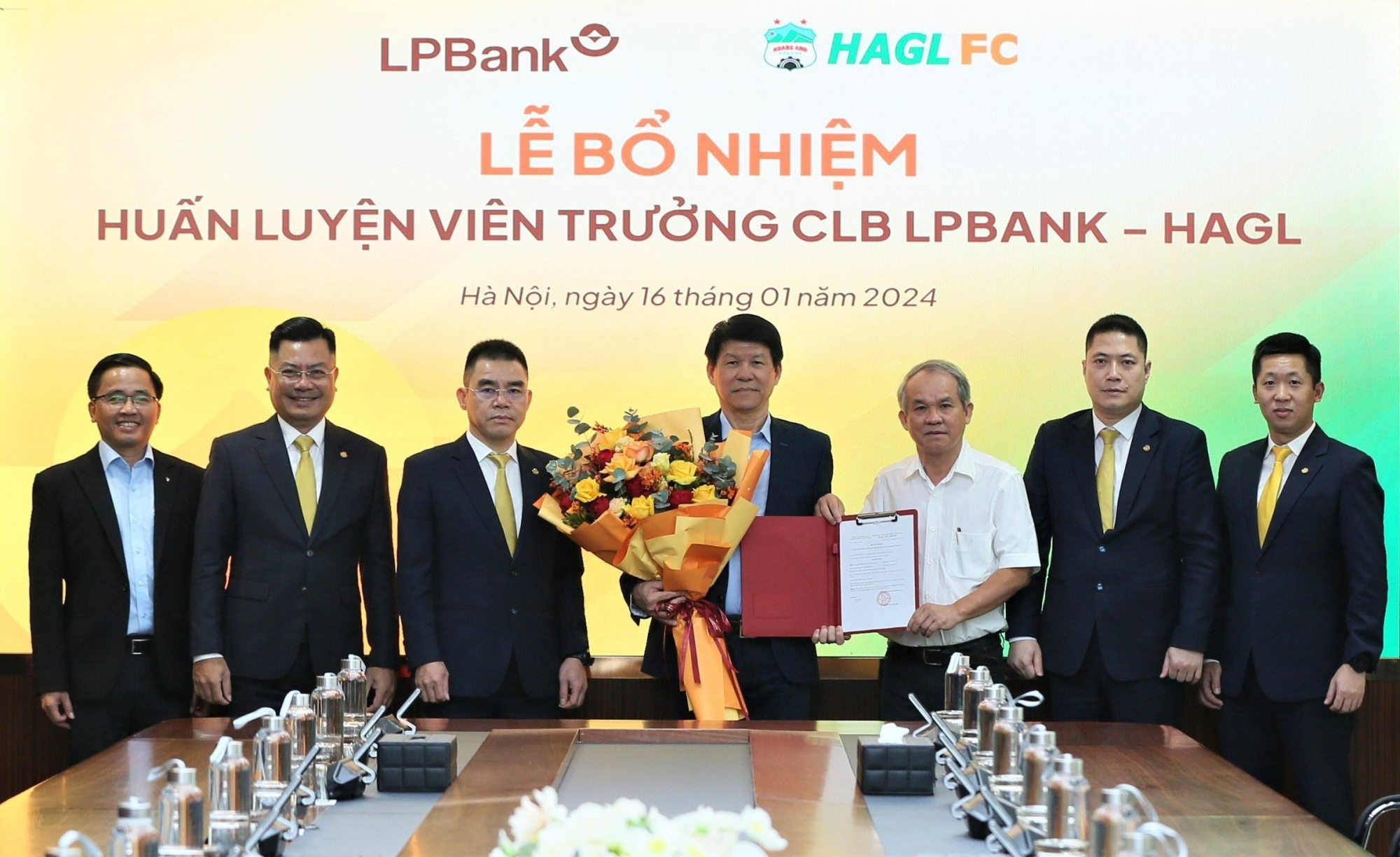 ong vu tien thanh tro thanh tan hlv truong clb bong da lpbank hoang anh gia lai hinh 1