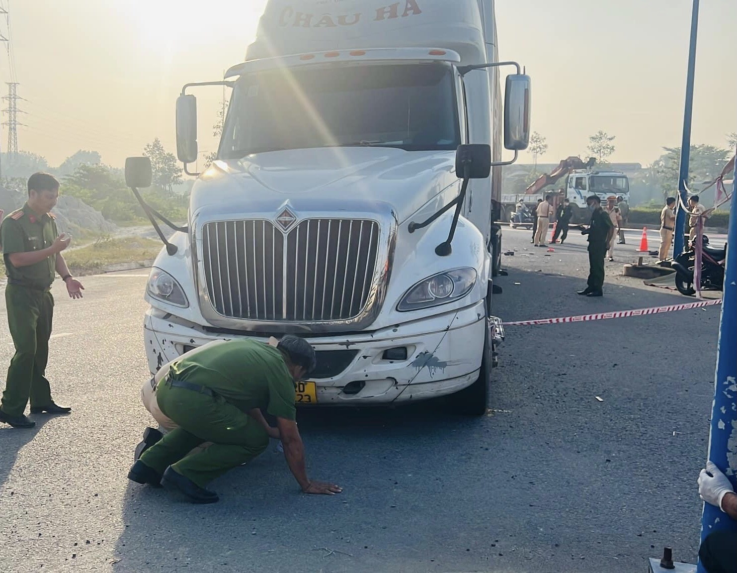 binh duong hai cong nhan bi xe container can tu vong tren duong di lam hinh 1