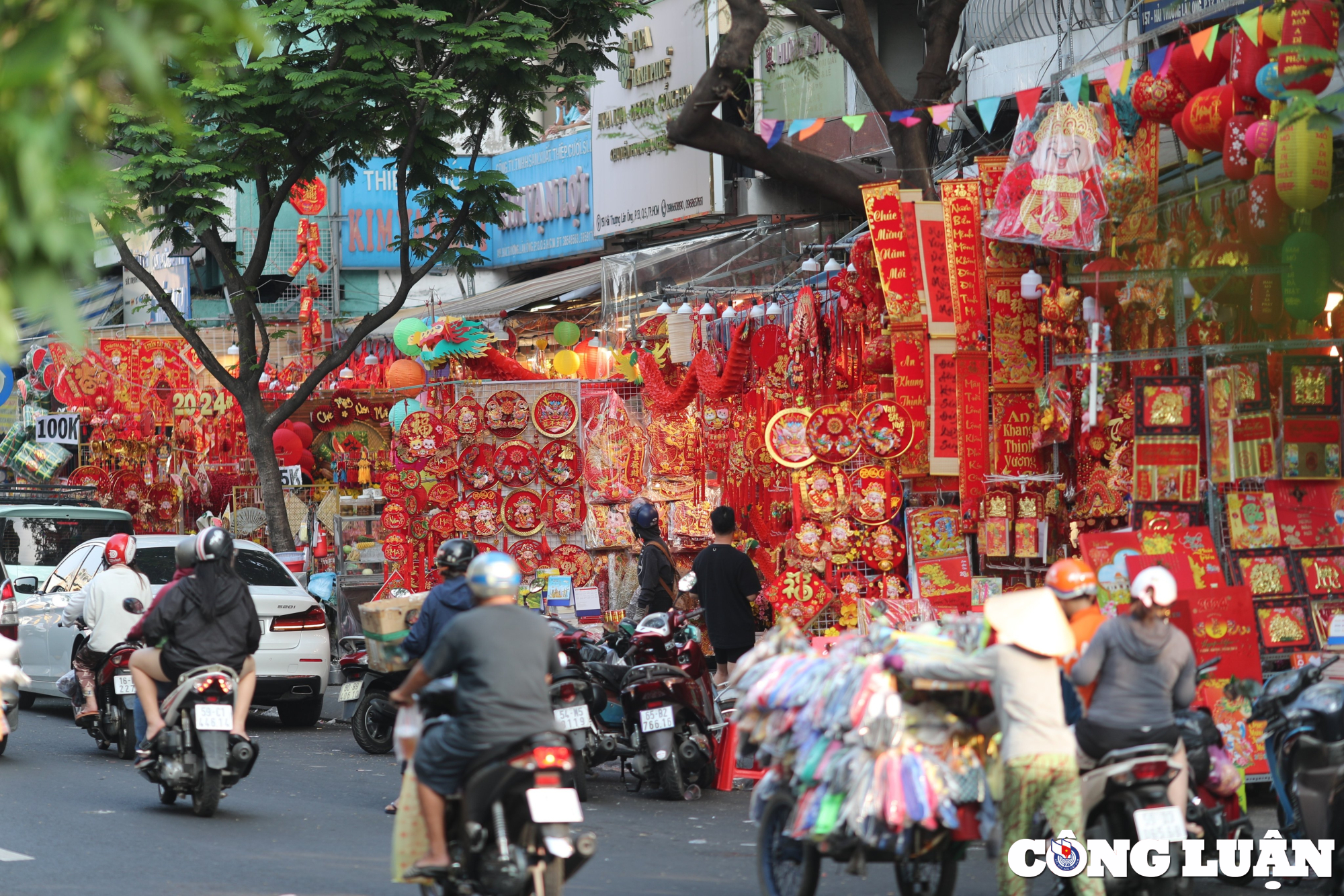 pho do tet lon nhat tp hcm ruc sac do tap nap nguoi mua sam hinh 1