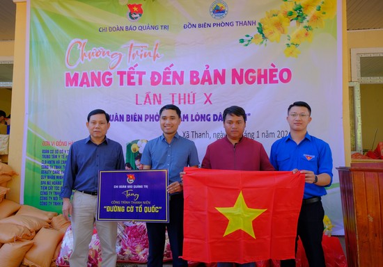 bao quang tri to chuc chuong trinh mang tet den ban ngheo tai huyen huong hoa hinh 1