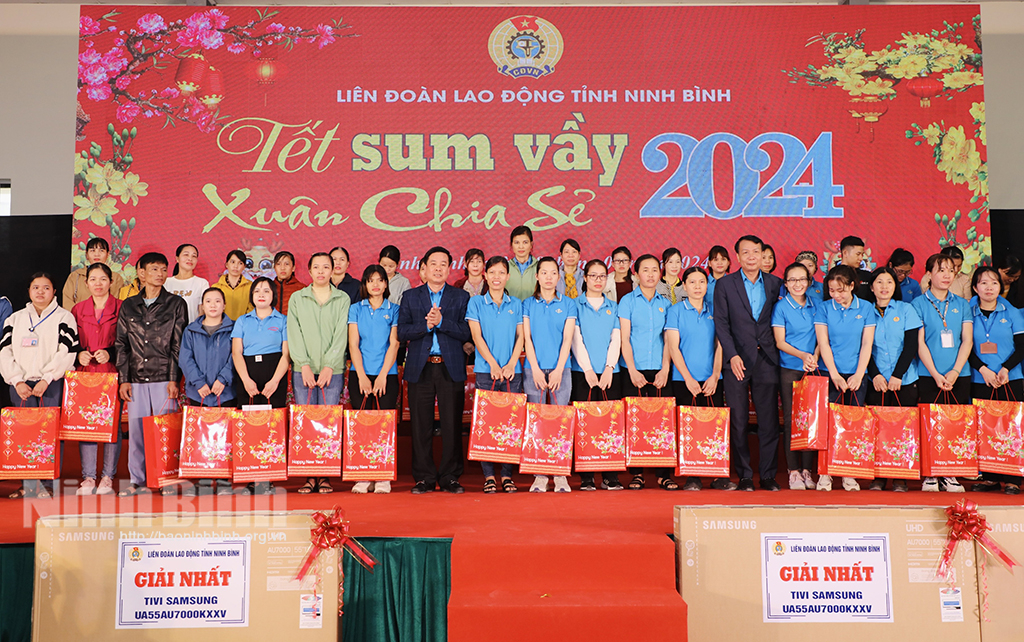 ninh binh dam bao thuc hien tot viec tham hoi tang qua dung doi tuong dip tet 2024 hinh 1